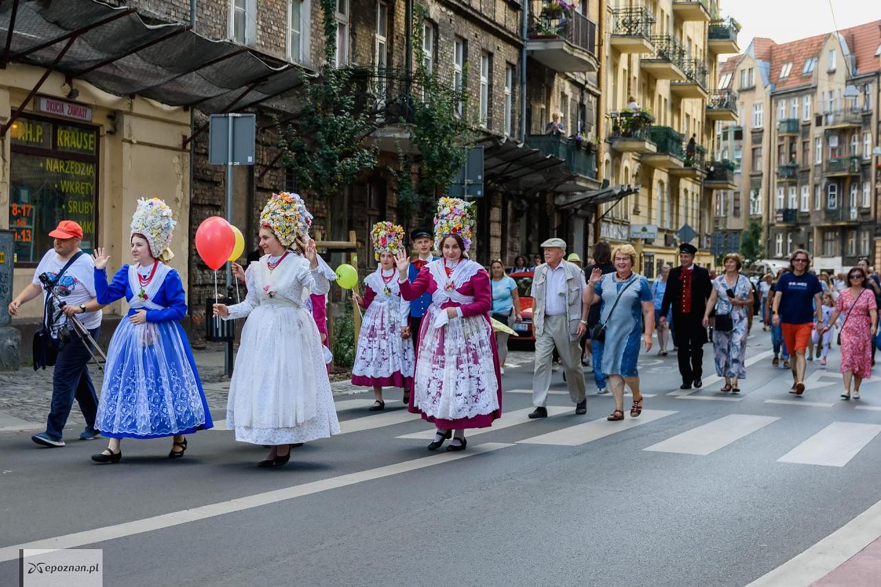 Barwny Korow D Zn W Przejdzie Ulicami Poznania Atrakcji B Dzie Wi Cej