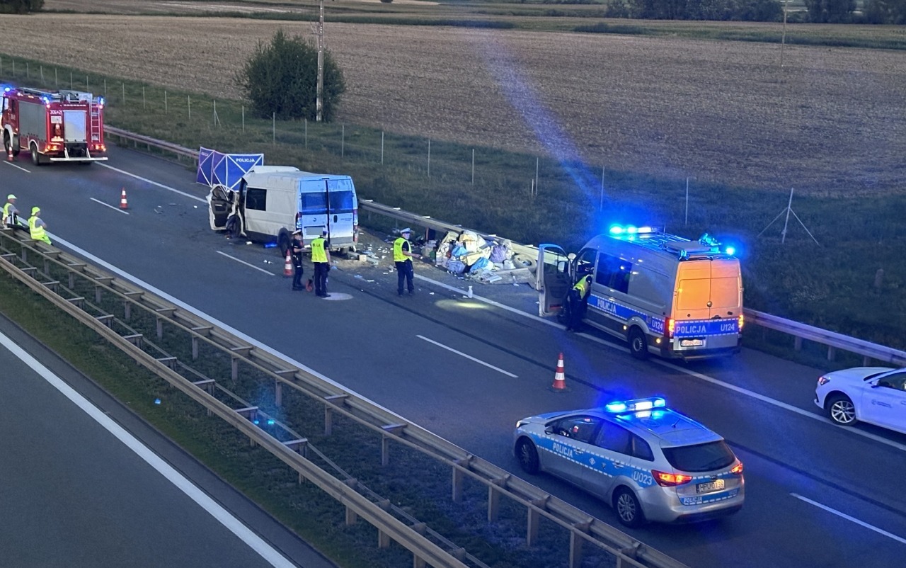 Tragiczny wypadek na A2 Sześć osób rannych i jedna nie żyje Lądował