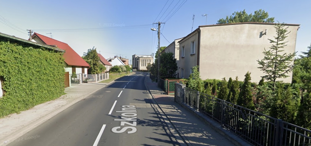 Zwłoki znaleziono w jednym z mieszkań przy ulicy Szkolnej. | fot. Google Street View