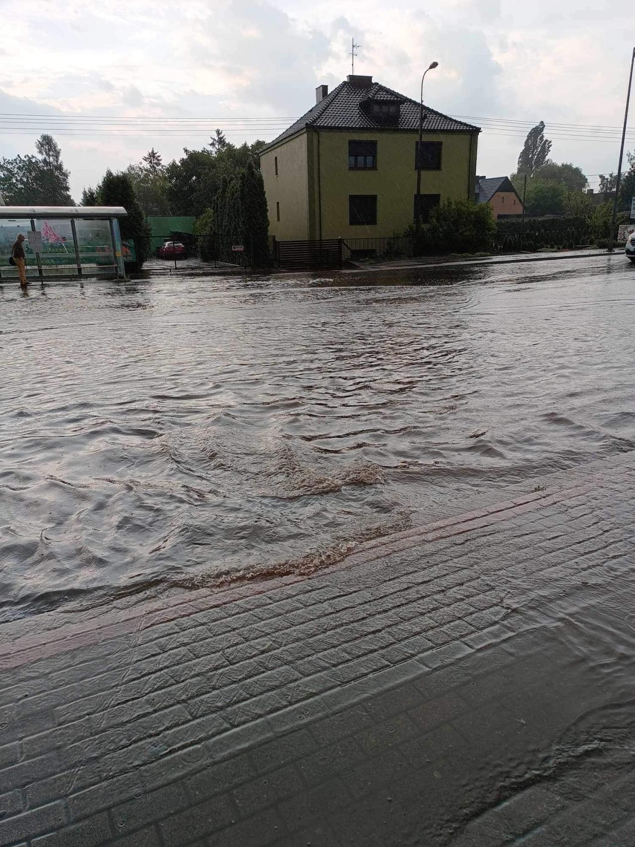 Ulewa nad Poznaniem i okolicami. Niektóre ulice pod wodą