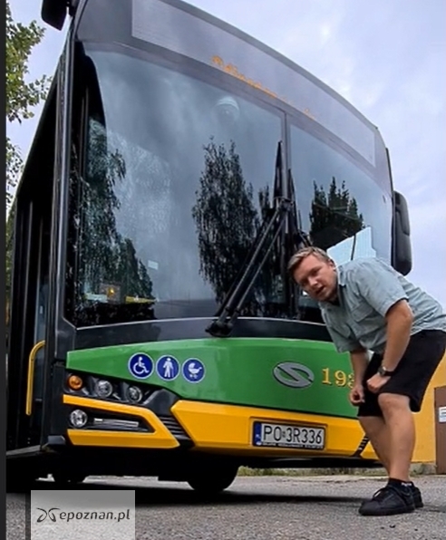 fot. Kadr filmu kierowcy poznańskiego autobusu.