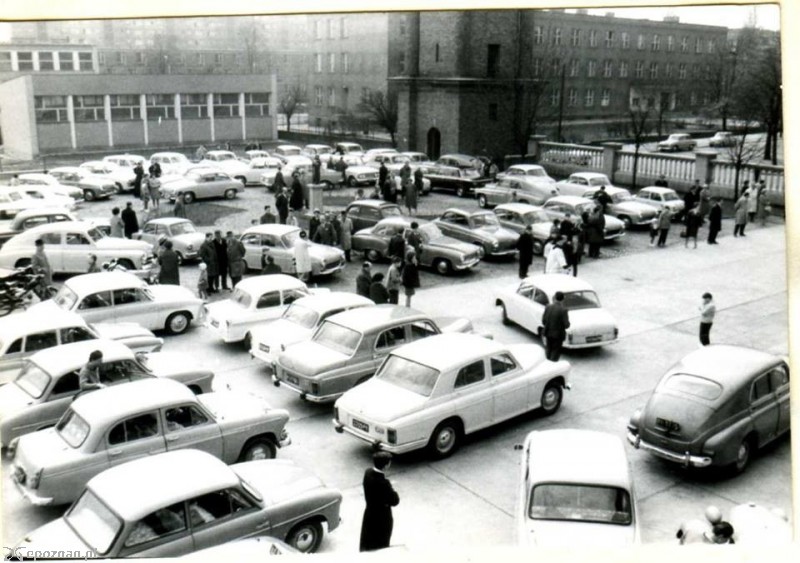 1967 - święcenie aut przed kościołem | fot. Facebook / Wilda w czasach PRL