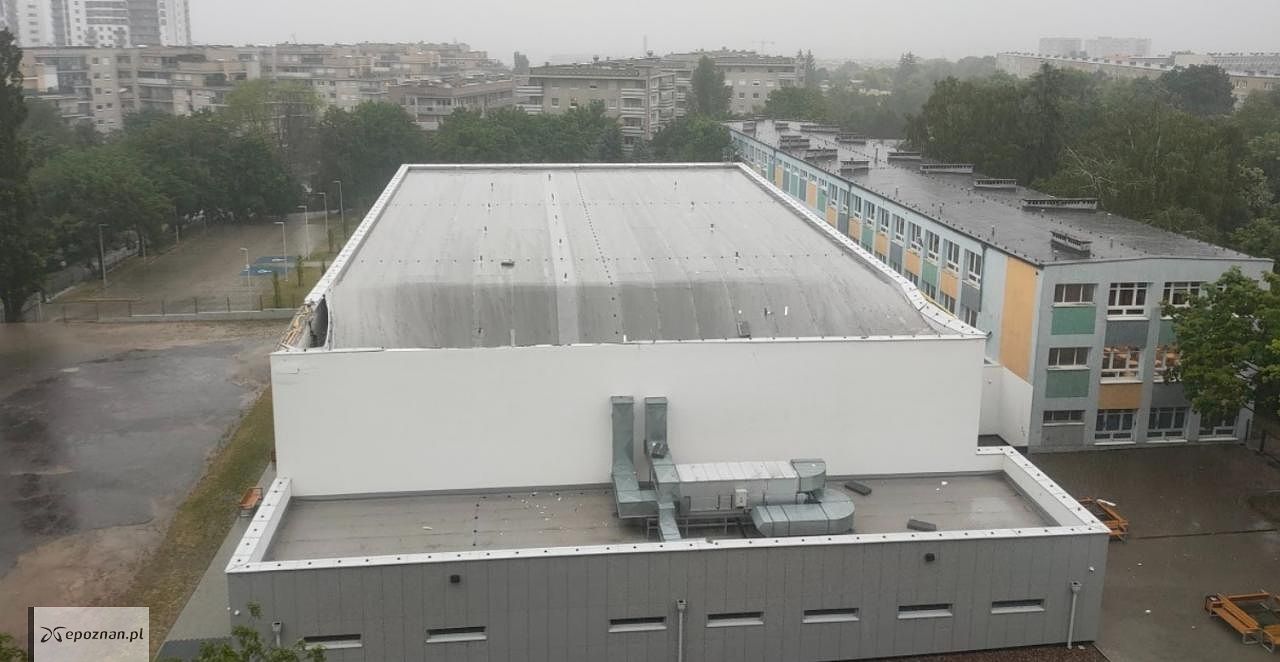 Zawalony dach hali sportowej w poznańskiej szkole: winnych nie będzie, sprawę umorzono