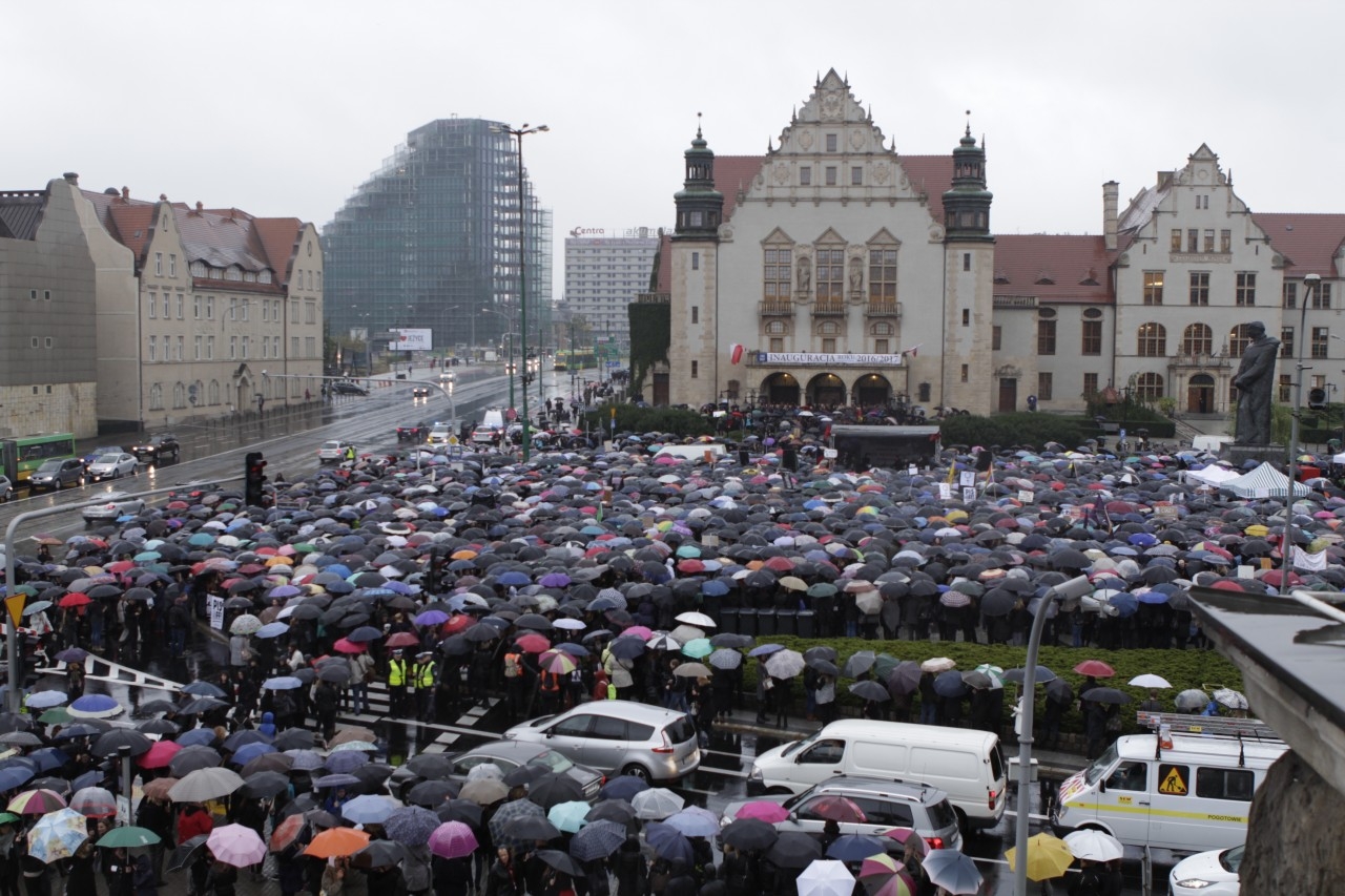 Jden z protestów kobiet w Poznaniu przeciwko  zaostrzeniu przepisów ustawy antyaborcyjnej | fot. Yuliia Smoliar