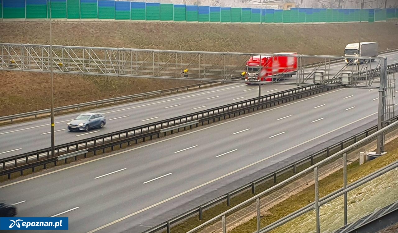 Sabemos cuántos conductores reciben multas por exceso de velocidad en la circunvalación de Poznań.  ¡Primeros datos disponibles de la medición de la velocidad del segmento!