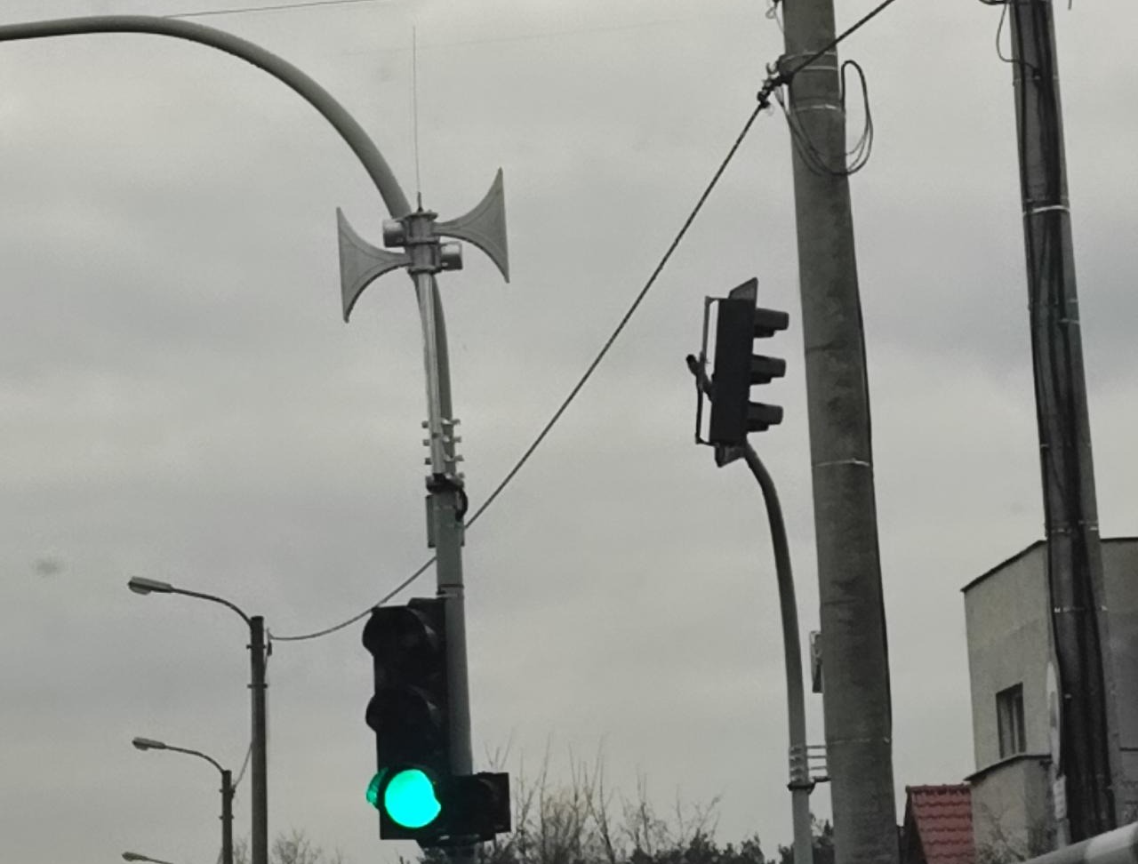 Syreny alarmowe montowane na poznańskich skrzyżowaniach. "Jest coś o czym nie wiemy?"