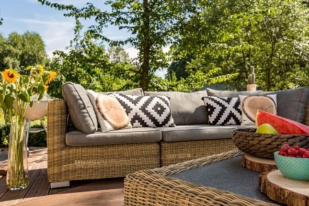 Stylowy kącik wypoczynkowy w Twoim ogrodzie - jakie poduszki ogrodowe wybrać?