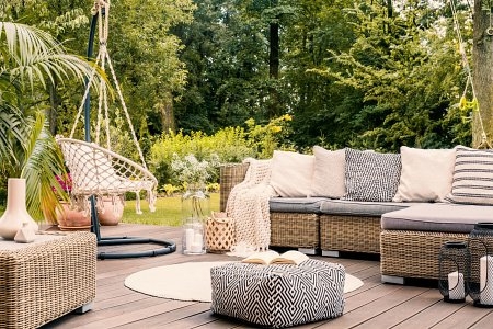 Stylowy kącik wypoczynkowy w Twoim ogrodzie - jakie poduszki ogrodowe wybrać?