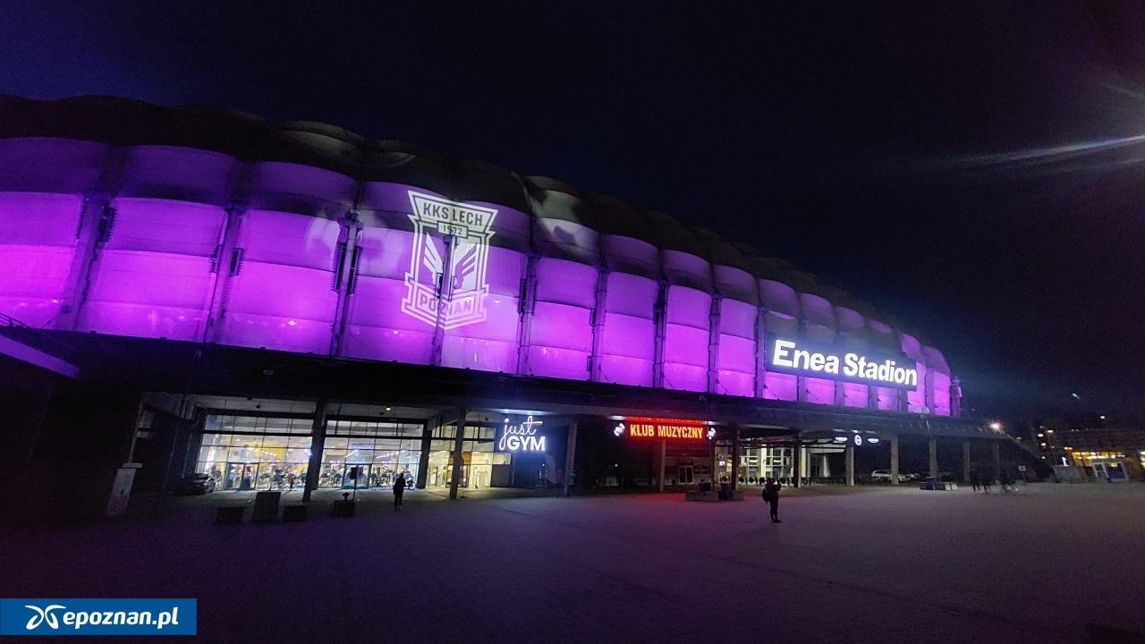 Poznański Enea Stadion stał się dziś fioletowy. W Polsce nadal mało kto ...