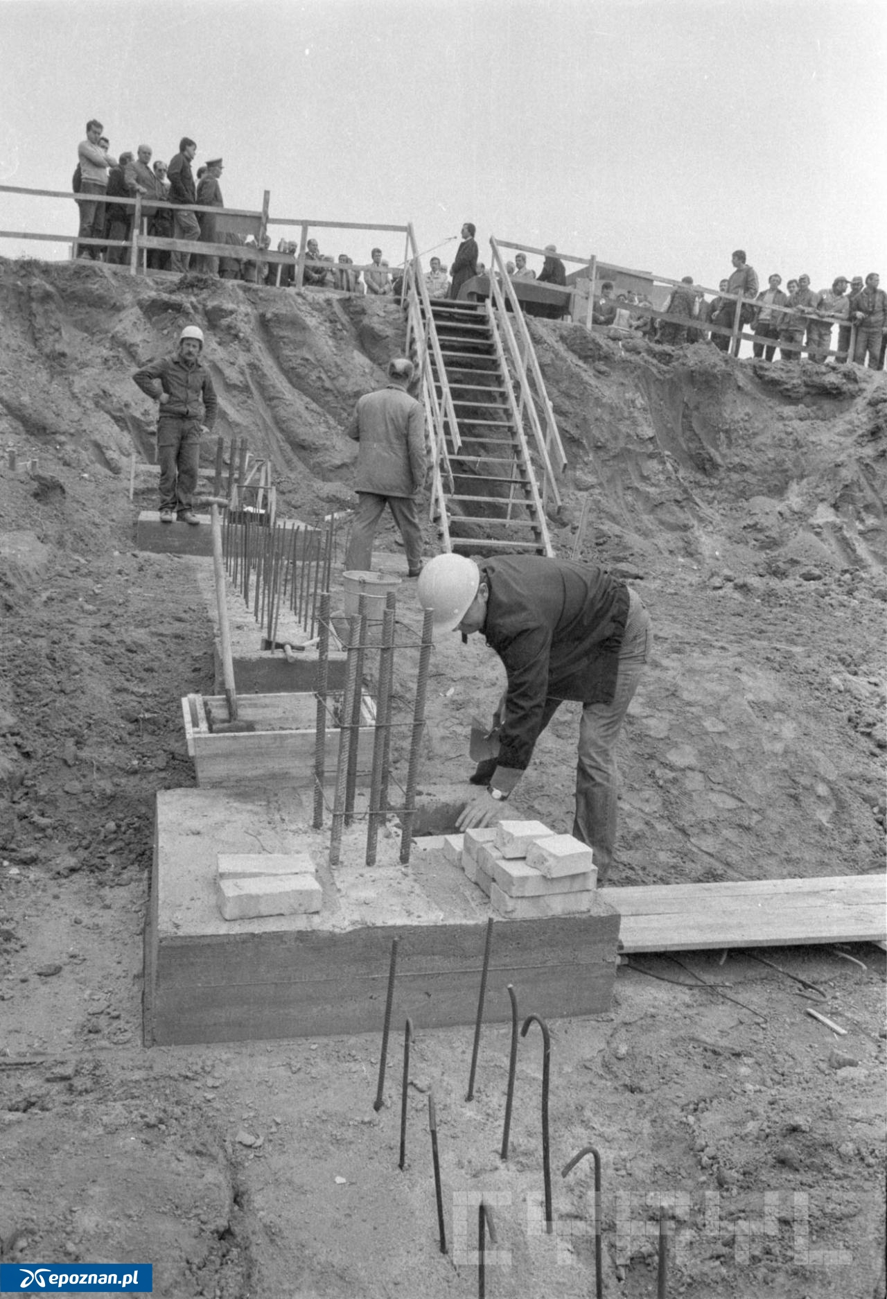 Wmurowanie aktu erekcyjnego pod budowę przystanku Słowiańska na PST w 1985 roku | fot. Fundacja Rozwoju Miasta Poznania / CYRYL