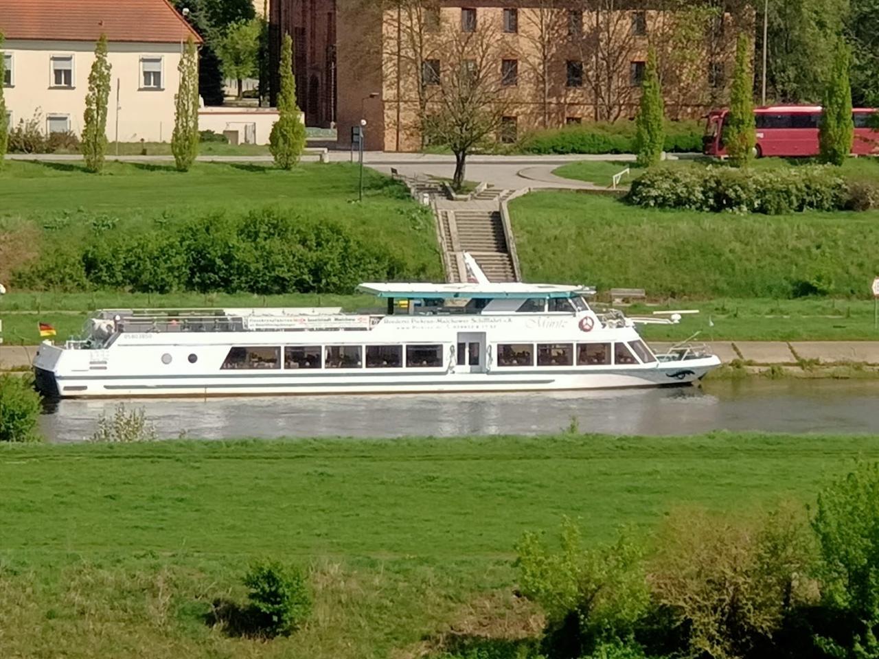 Niemiecki statek pasażerski w Poznaniu wywołał sensację. Zacumował blisko Ostrowa Tumskiego