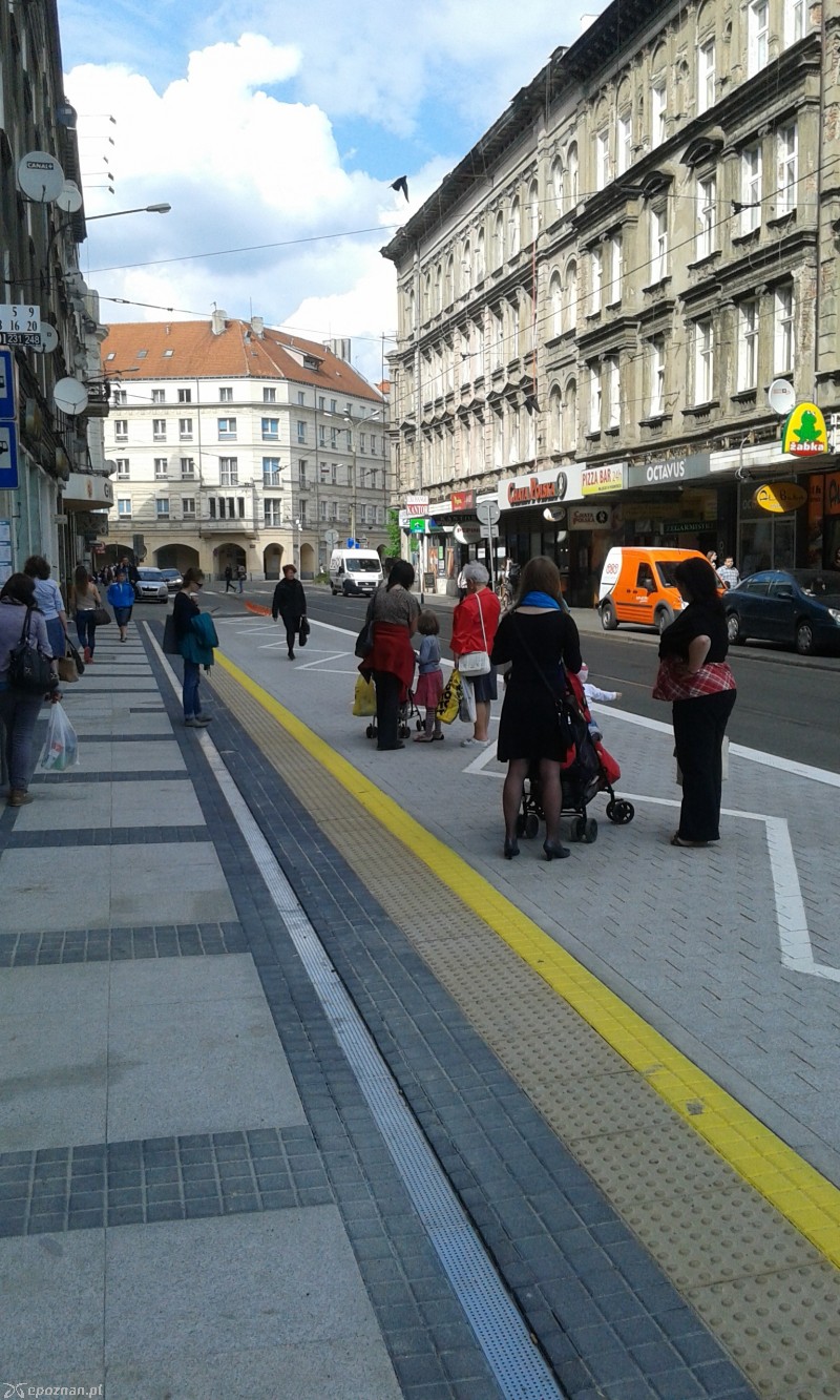 Tak nie powinno się oczekiwać na tramwaj na przystanku wiedeńskim | fot. Monika