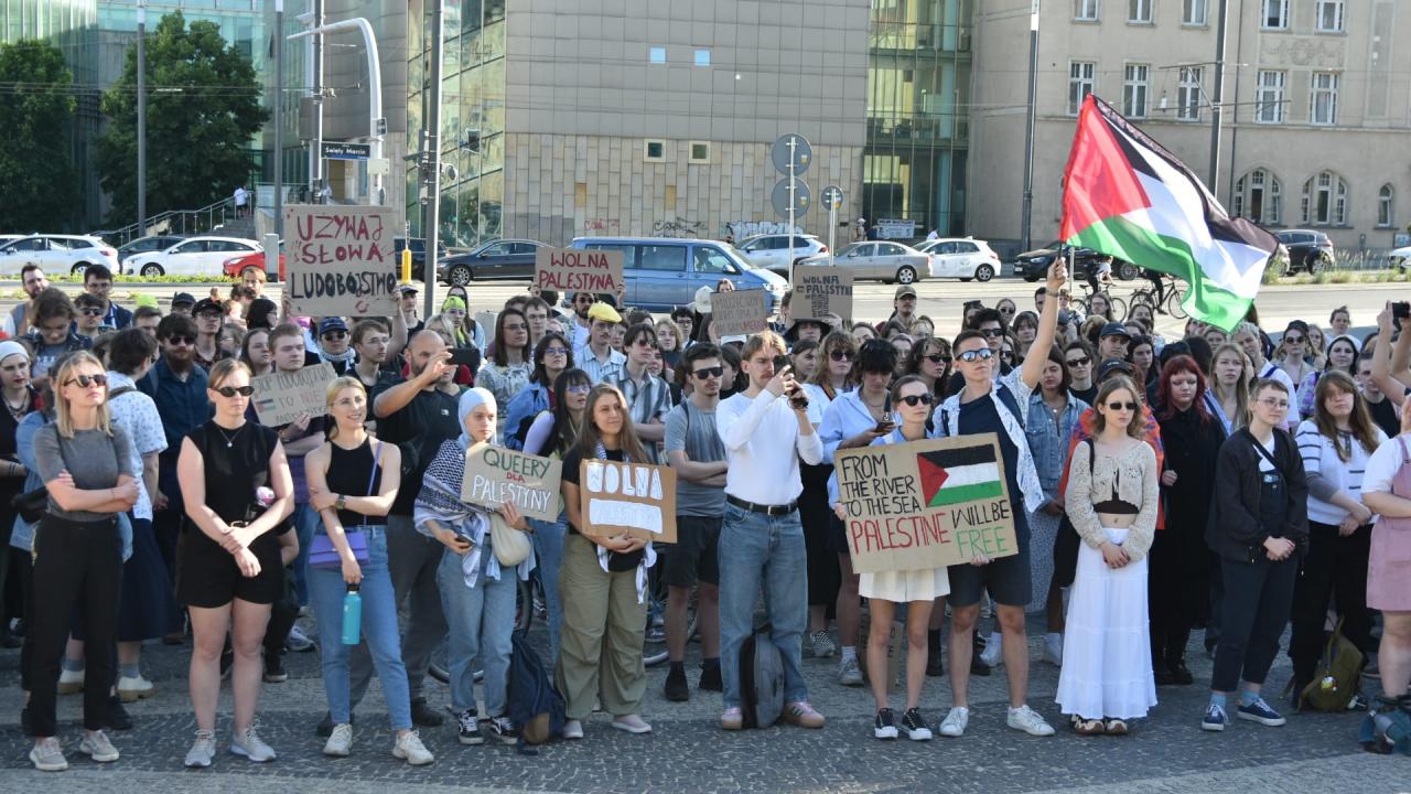 Protest na pl. Adama Mickiewicza. "Domagamy się zerwania wszelkiej współpracy UAM z uczelniami z Izraela"