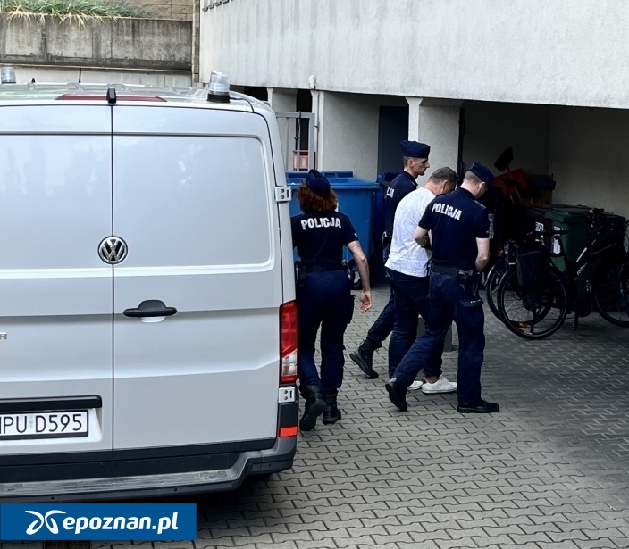 fot. Mąż kobiety eskortowany przez policję | fot. Adam / WTK