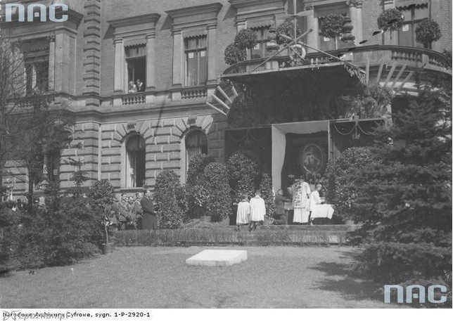Msza św. polowa przed budynkiem Dowództwa Okręgu Korpusu VII Poznań w 1931 r. | fot. NAC