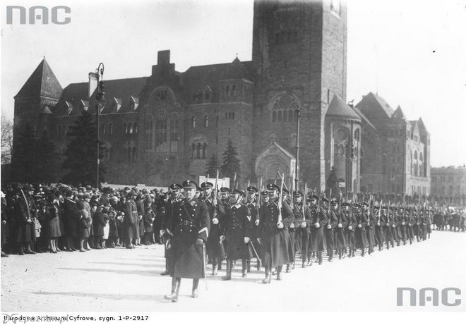 Oddział policji podczas defilady w 1919 r. | fot. NAC