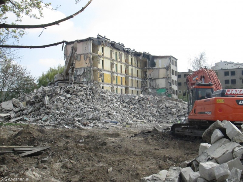 Rozbiórka pierwszego budynku w kwietniu | fot. Nishio Poznań