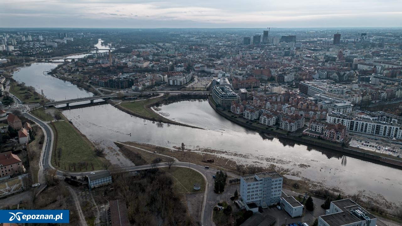 Tak wyglądała Warta w Poznaniu, gdy w lutym przekroczyła stan ostrzegawczy. | fot. Fotografia po godzinach / FB