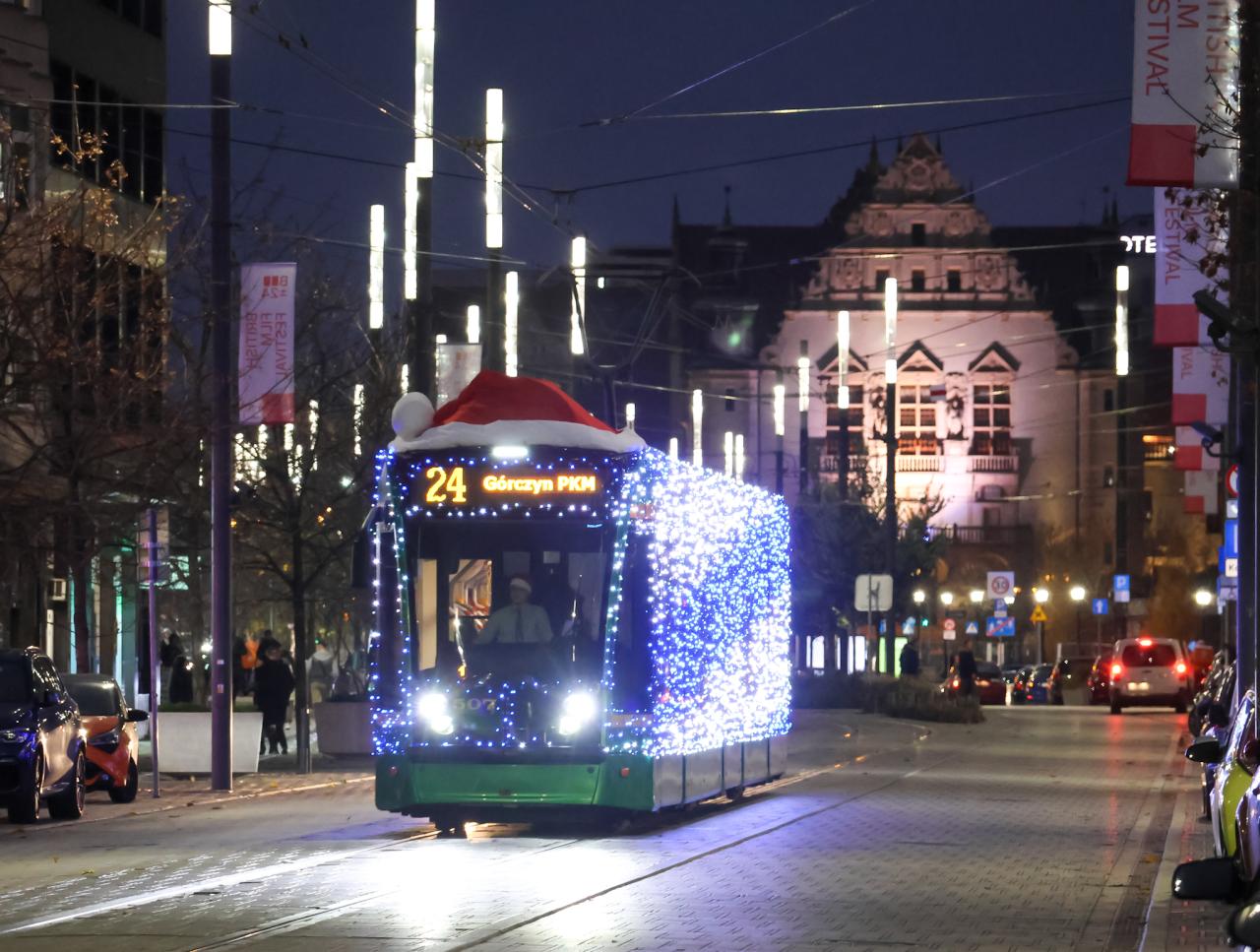 Wielki blask na poznańskich ulicach. Ten tramwaj oplątany jest w niemal kilometr sznurów