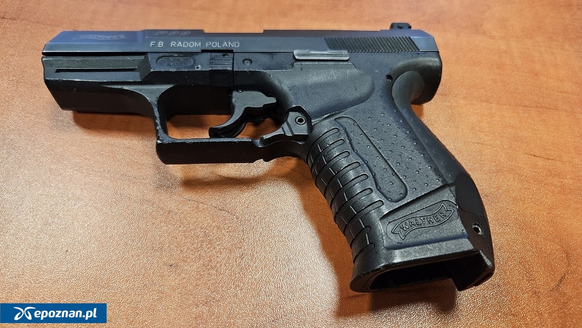 Pistolet&nbsp;Walther&nbsp;P-99, którego wiernym odwzorowaniem jest&nbsp;zabezpieczona przez policjantów broń gazowa | fot. Policja