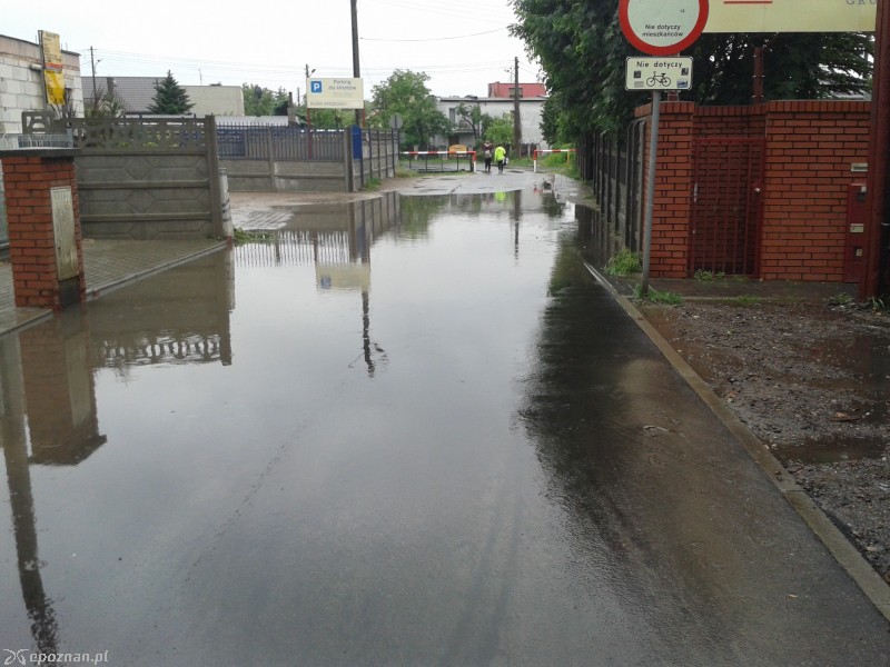 Tak po opadach deszczu wygląda ulica Rembertowska | fot. Rembert