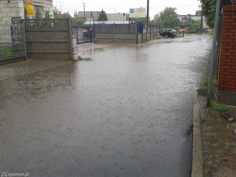 Tak po opadach deszczu wygląda ulica Rembertowska | fot. Rembert