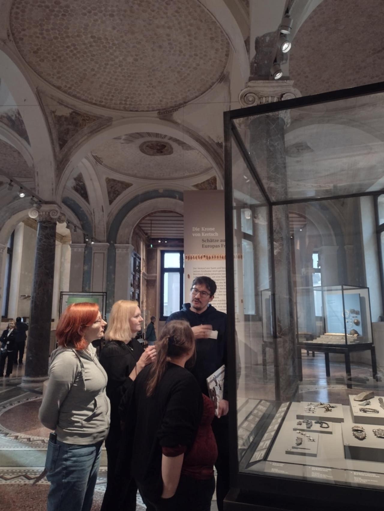 Edukatorzy Muzeum Archeologicznego w Poznaniu  w trakcie zapoznawania się z ofertą Neues Museum w Berlinie; fot. O. Adamczyk