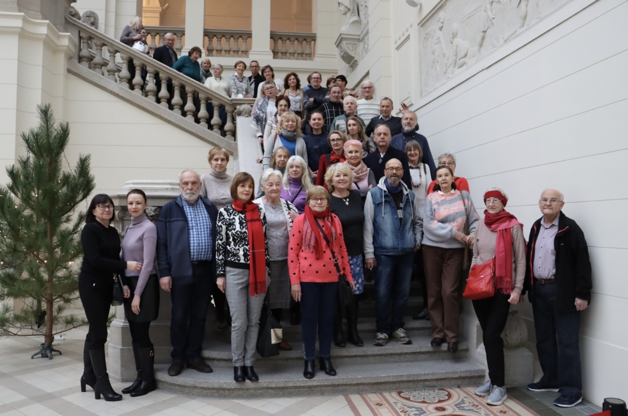 Uczestnicy "Spaceru archeologicznego" organizowanego przez Muzeum Archeologiczne w Poznaniu z wizytą w Muzeum Narodowym w Poznaniu; O. Adamczyk