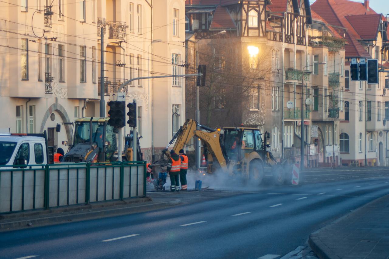 Duże zmiany od samego rana. Jedna linia tramwajowa zawieszona, kilka kursuje objazdem