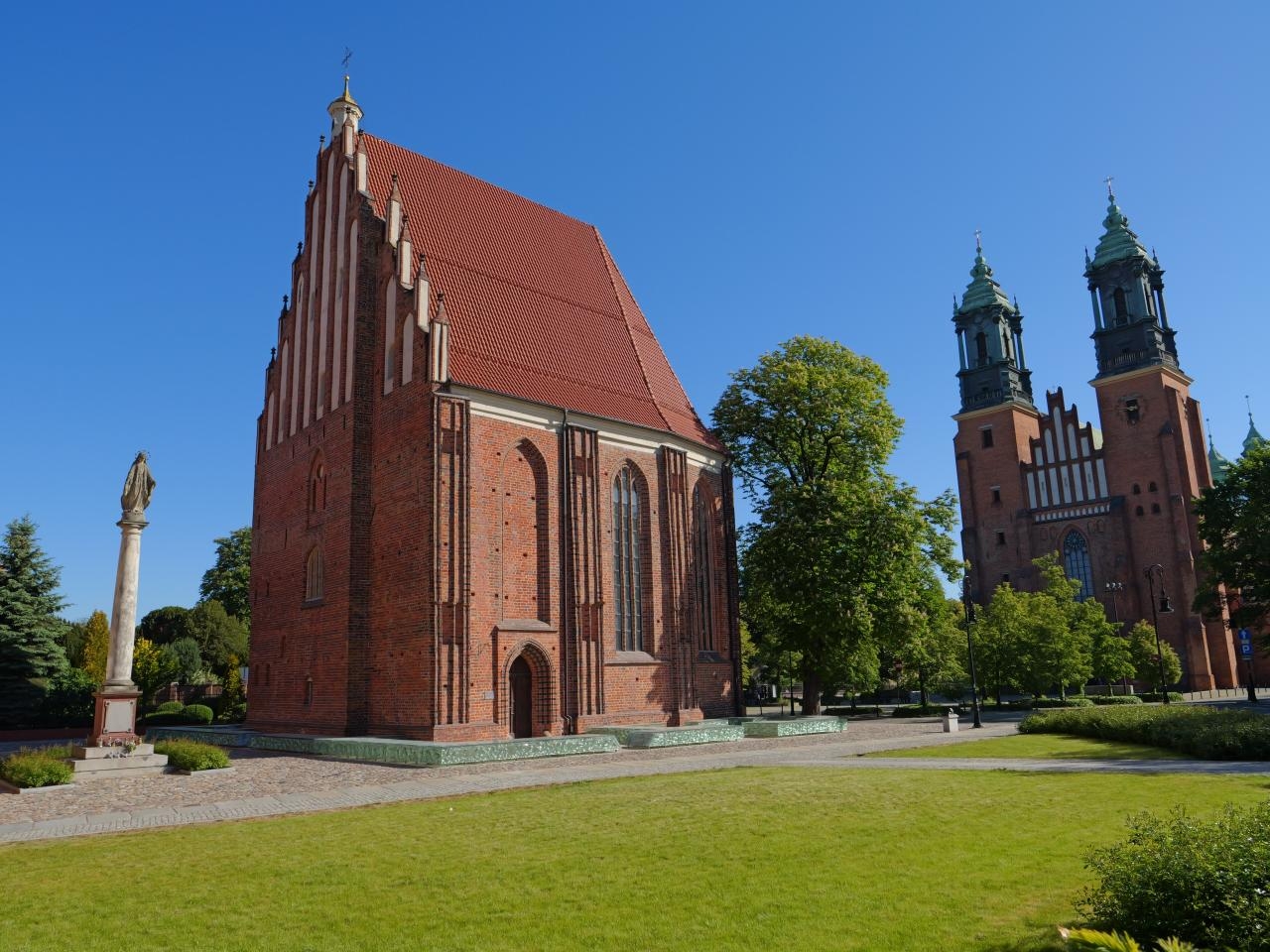 Ostrow Tumski w Poznaniu-kościoł NMP z ekspozyja palatium i Bazylika Archikatedralna św. Apostołow Piotra i Pawła fot. K. Zisopulu-Bleja