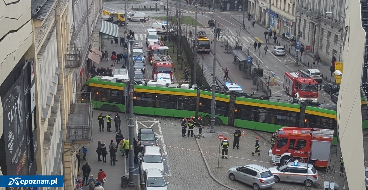 7 lat temu doszło do wykolejenia tramwaju na Al. Marcinkowskiego w Poznaniu. | fot. Tomasz Szajkowski/archiwum