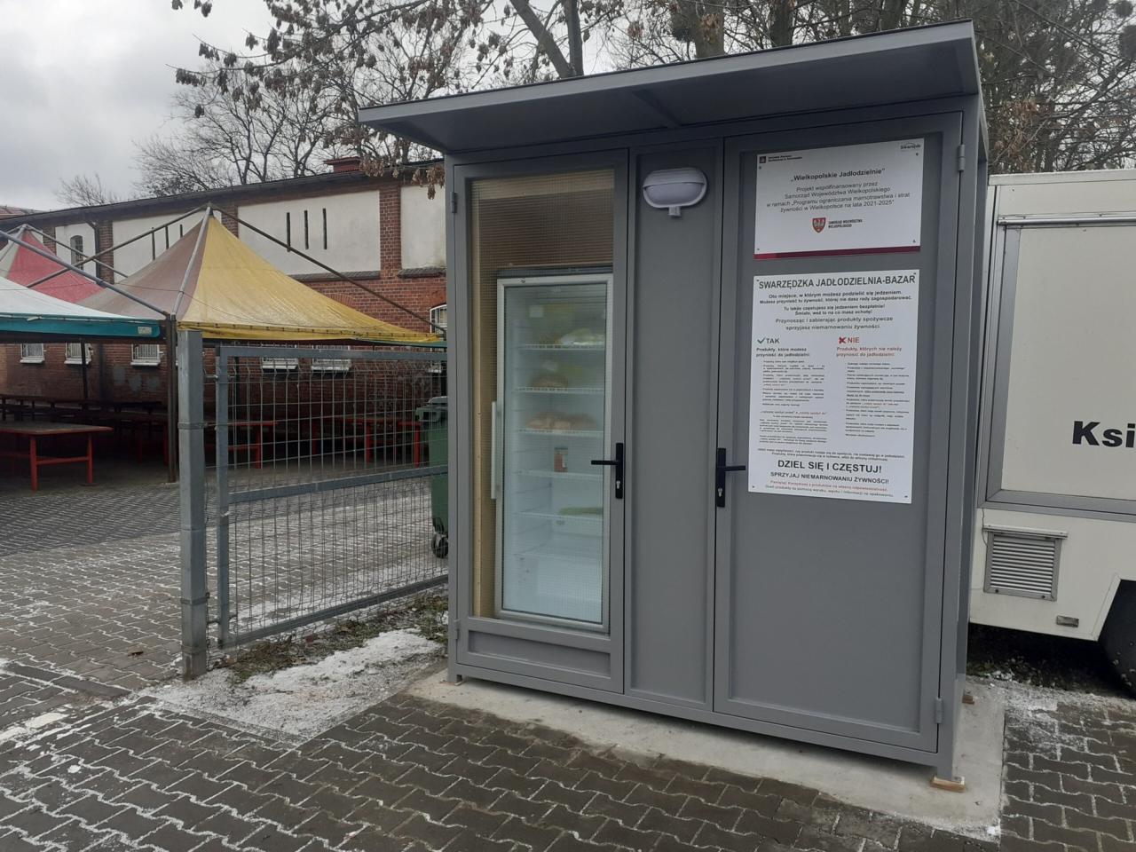 Za dużo potraw na Święta? Oto 30 miejsc, gdzie można anonimowo zostawić niepotrzebne jedzenie