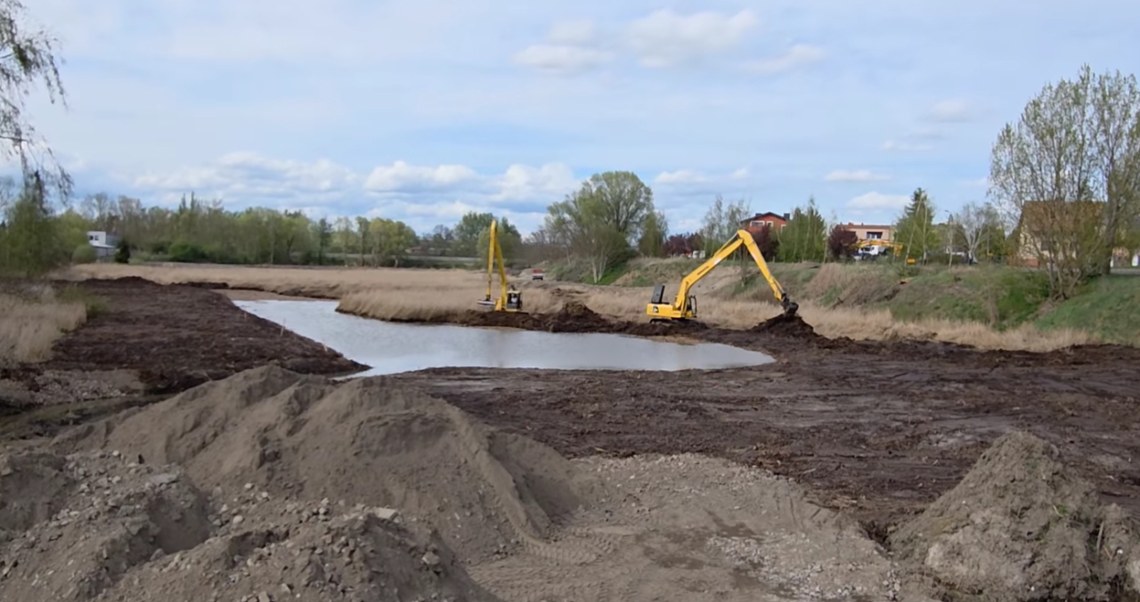 Dzieje się w okolicach drogi krajowej nr 92. Budują tam staw