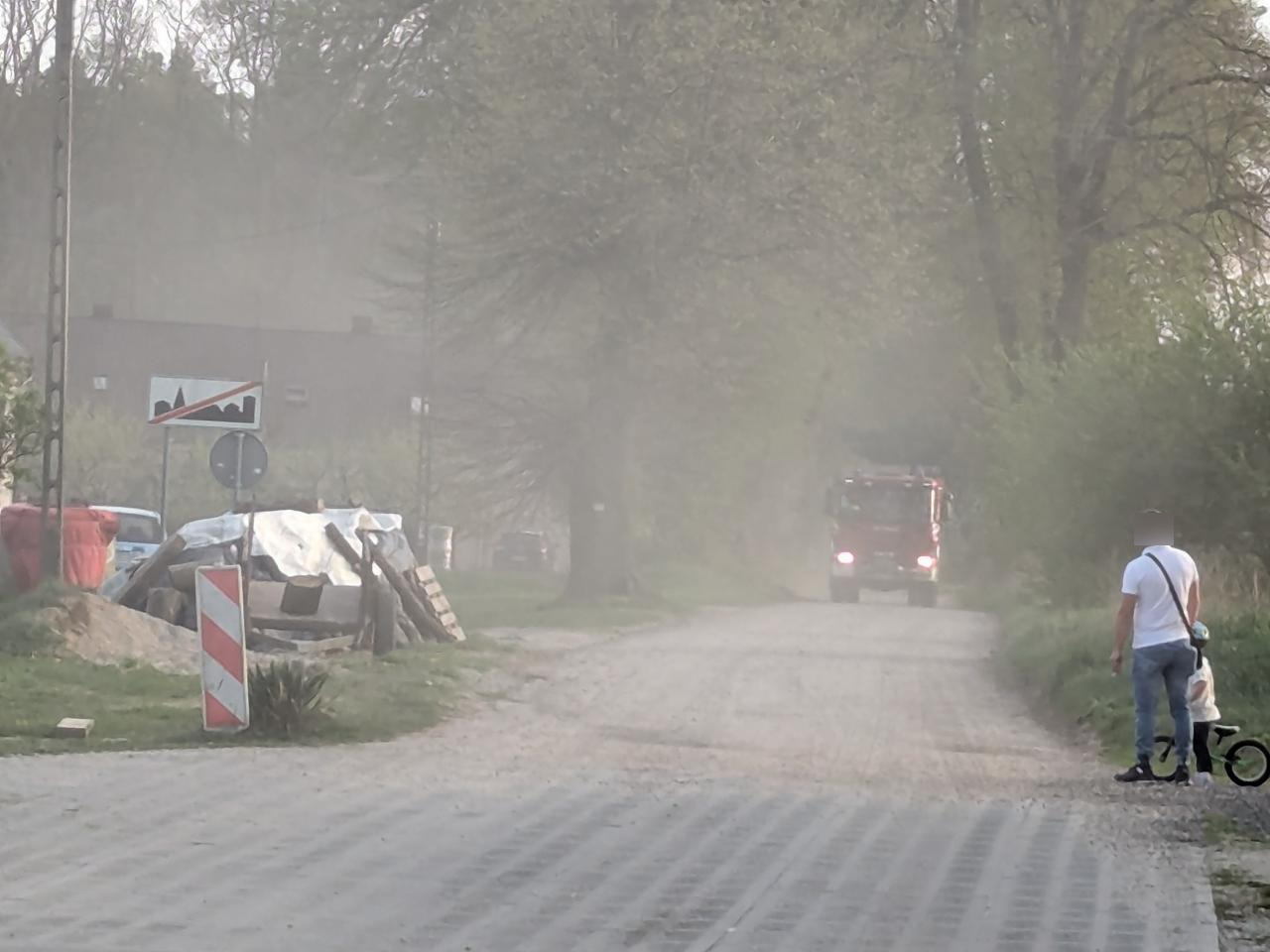 Akcja straży pożarnej i policji pod Poznaniem. Samochód uderzył w drzewo