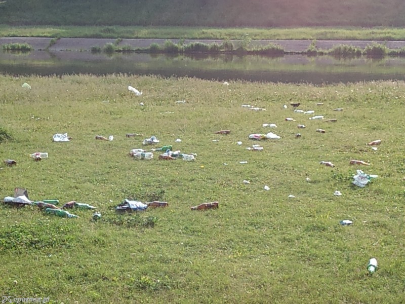Śmieci pozostawione nad Wartą - zdjęcie z końca maja | fot. Michał