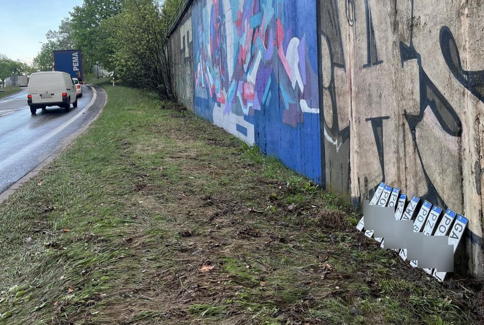 Ulewa w Poznaniu. Kierowcy pogubili tablice rejestracyjne