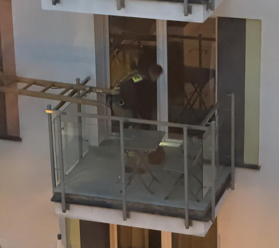 Akcja służb w Poznaniu. Strażacy wchodzili do mieszkania przez balkon