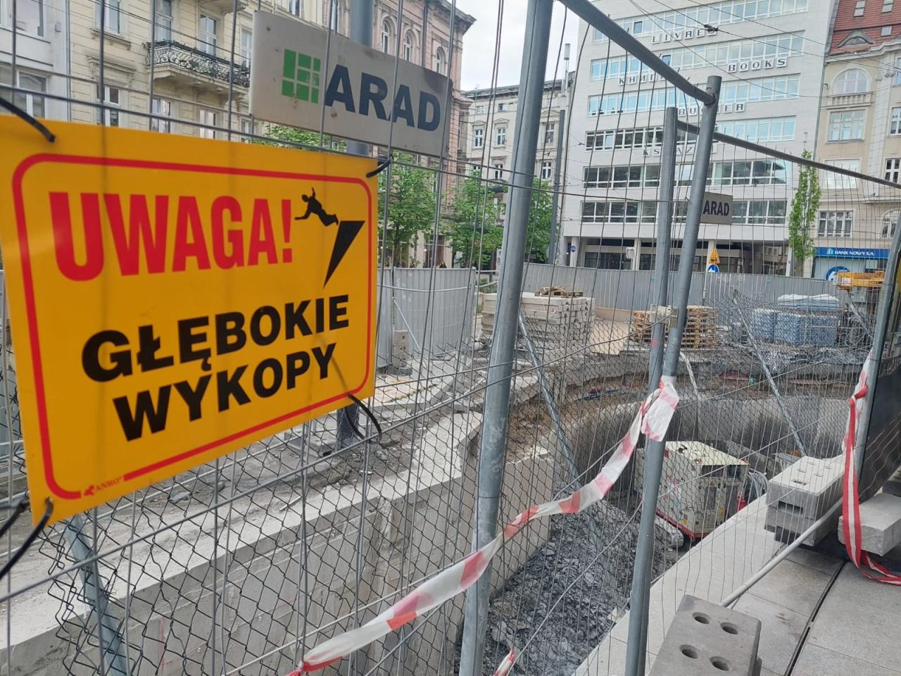 Zasypują piwnice charakterystycznego budynku w centrum miasta