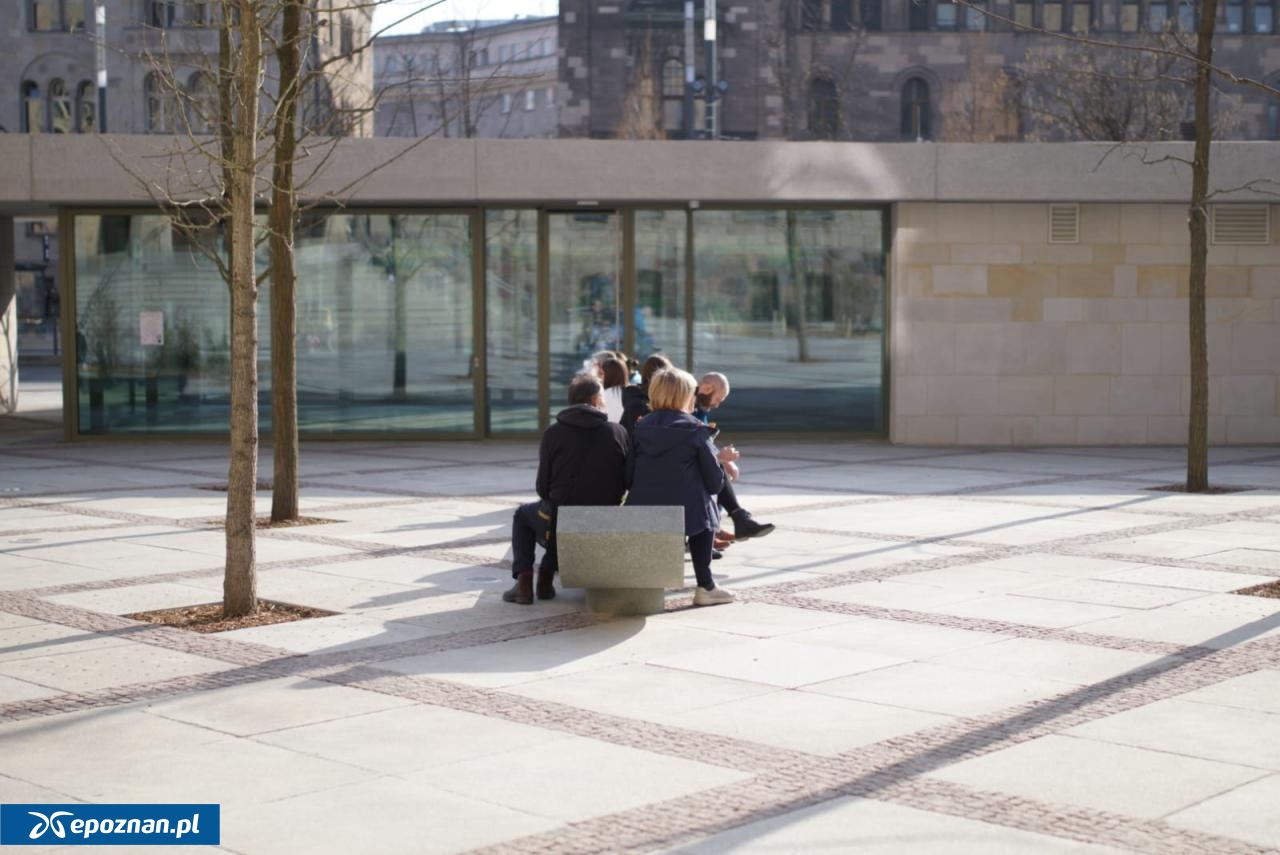 Pawilon przed CK Zamek wciąż budzi kontrowersje. "Mamy na wielkiej betonowej ławie żelbetonową budowlę"