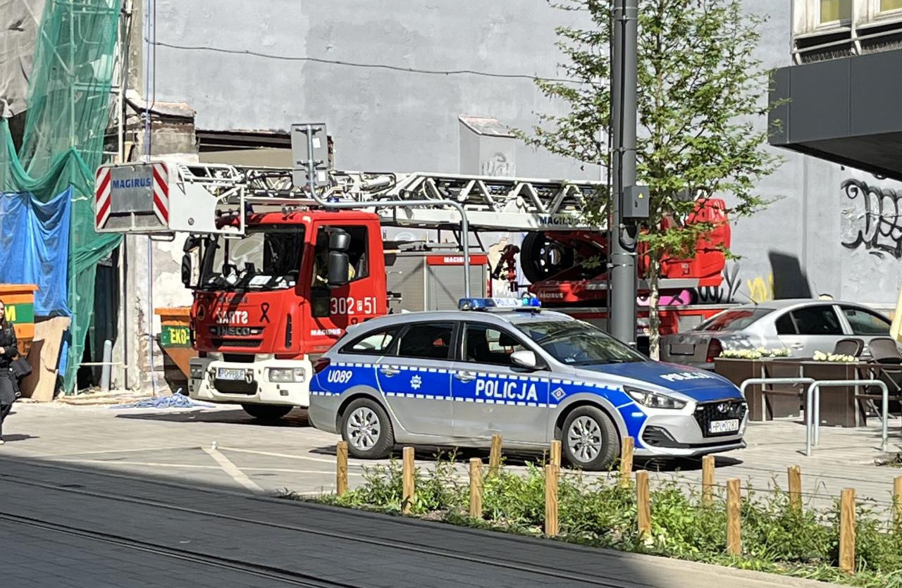 Akcja służb w centrum miasta. Mężczyzna na dachu kamienicy