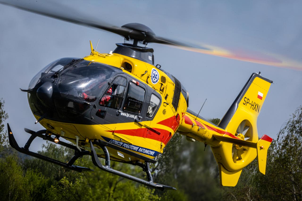 Wypadek i lądowanie śmigłowca Lotniczego Pogotowia Ratunkowego w naszym powiecie
