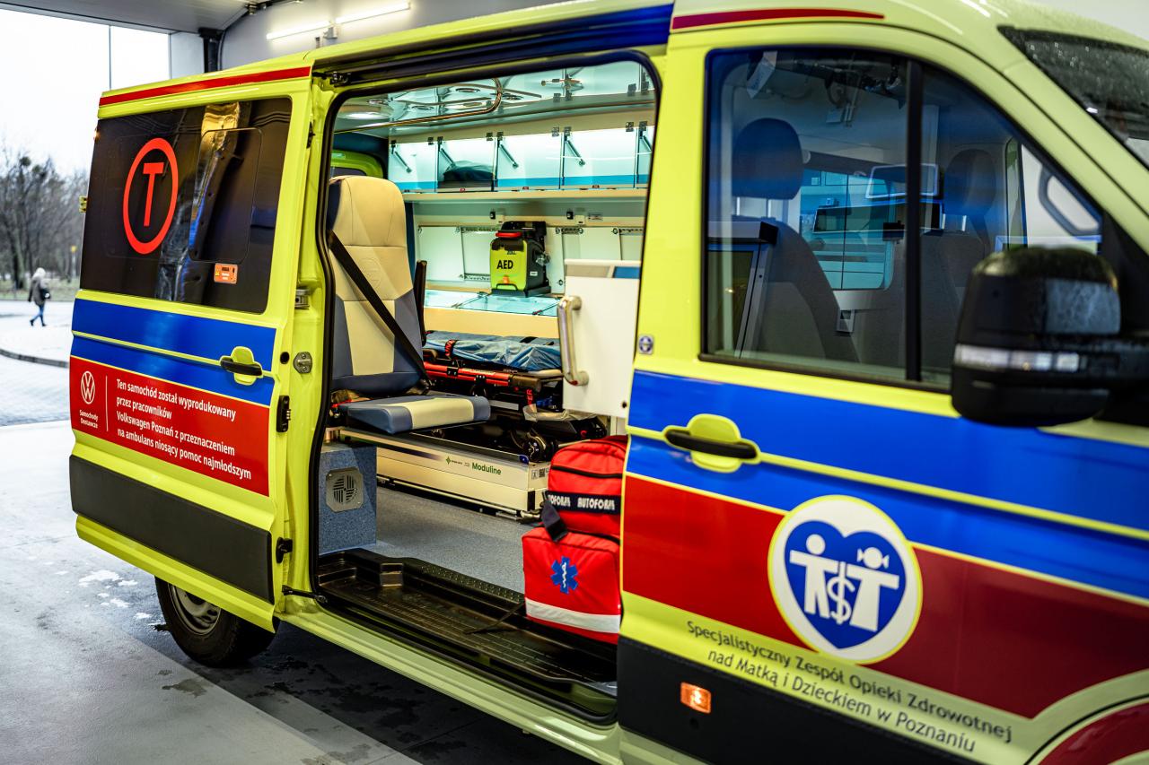 Poznański szpital z nową karetką. Ufundował ją i wyprodukował największy pracodawca w mieście