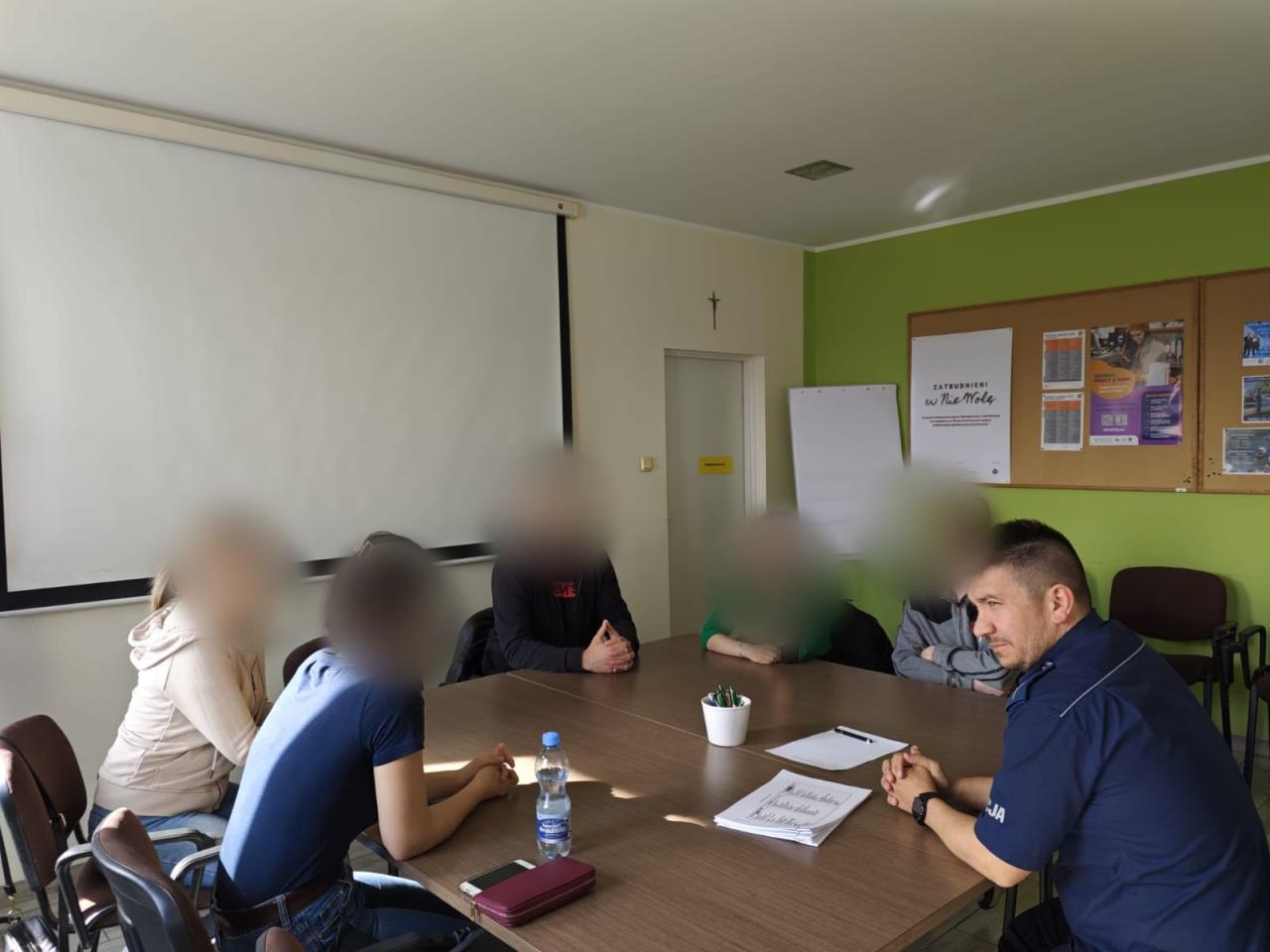 Policjanci z Wielkopolski ostrzegają osoby szukające pracy. "Zagrożenie handlem ludźmi"