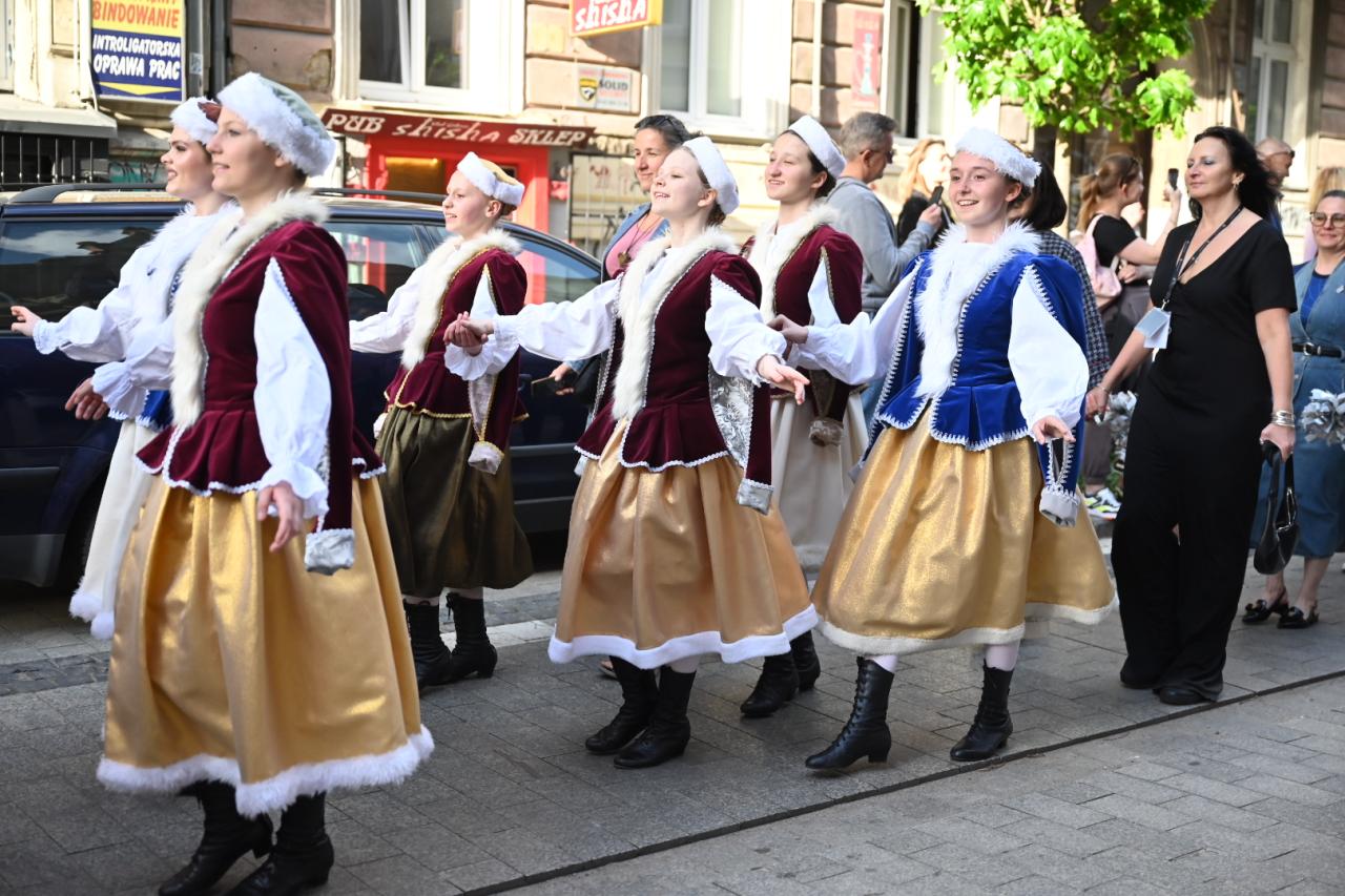 Zatańczyli Poloneza na ulicach Poznania. Niecodzienne stroje pań przykuły uwagę przechodniów
