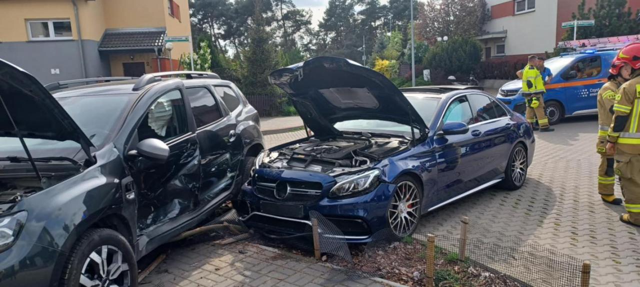 Niefortunne zderzenie dwóch samochodów w miejscowości pod Poznaniem. Jedno z aut uszkodziło przyłącze gazowe