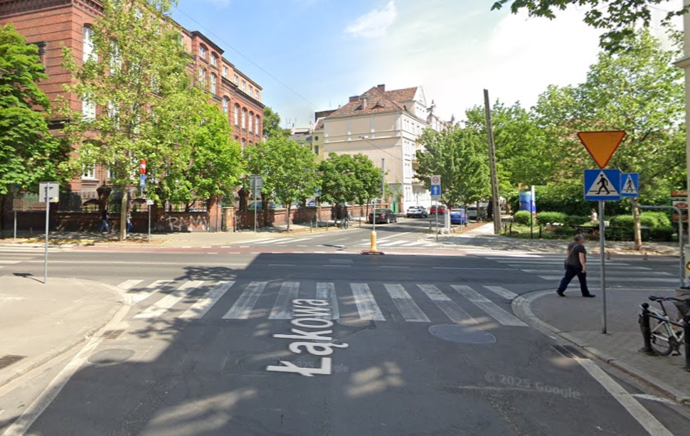 Wypadek z udziałem rowerzysty w Poznaniu. "75-latek nie ustąpił pierwszeństwa przejazdu"