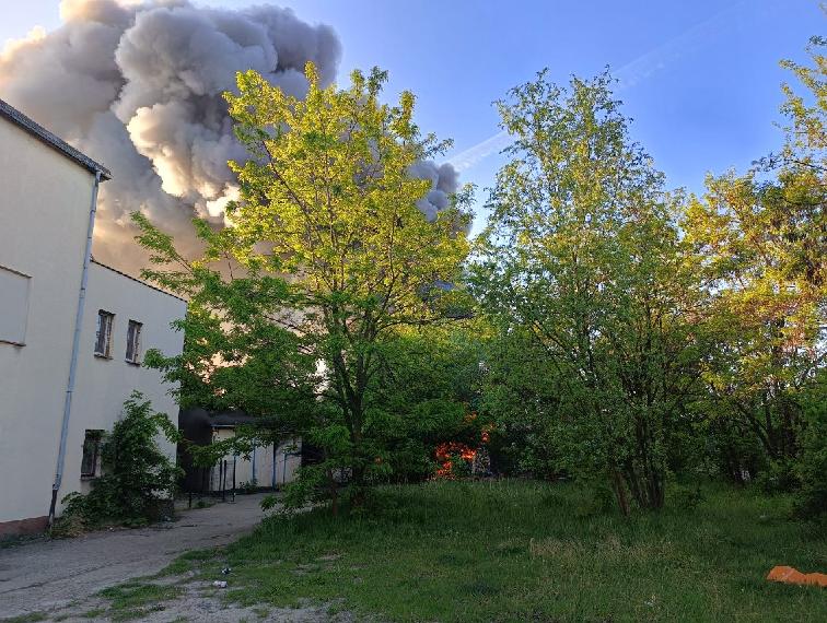 Poranny pożar w Poznaniu i wielki dym widoczny z daleka. Przebywały tu osoby bezdomne