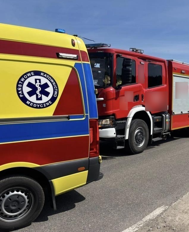 Poważny wypadek pod Poznaniem. Zderzenie samochodu osobowego z motocyklistą. Droga całkowicie zablokowana