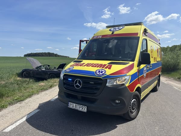 Samochód osobowy typu cabriolet wypadł z drogi i dachował. Kobietę przetransportowano do szpitala
