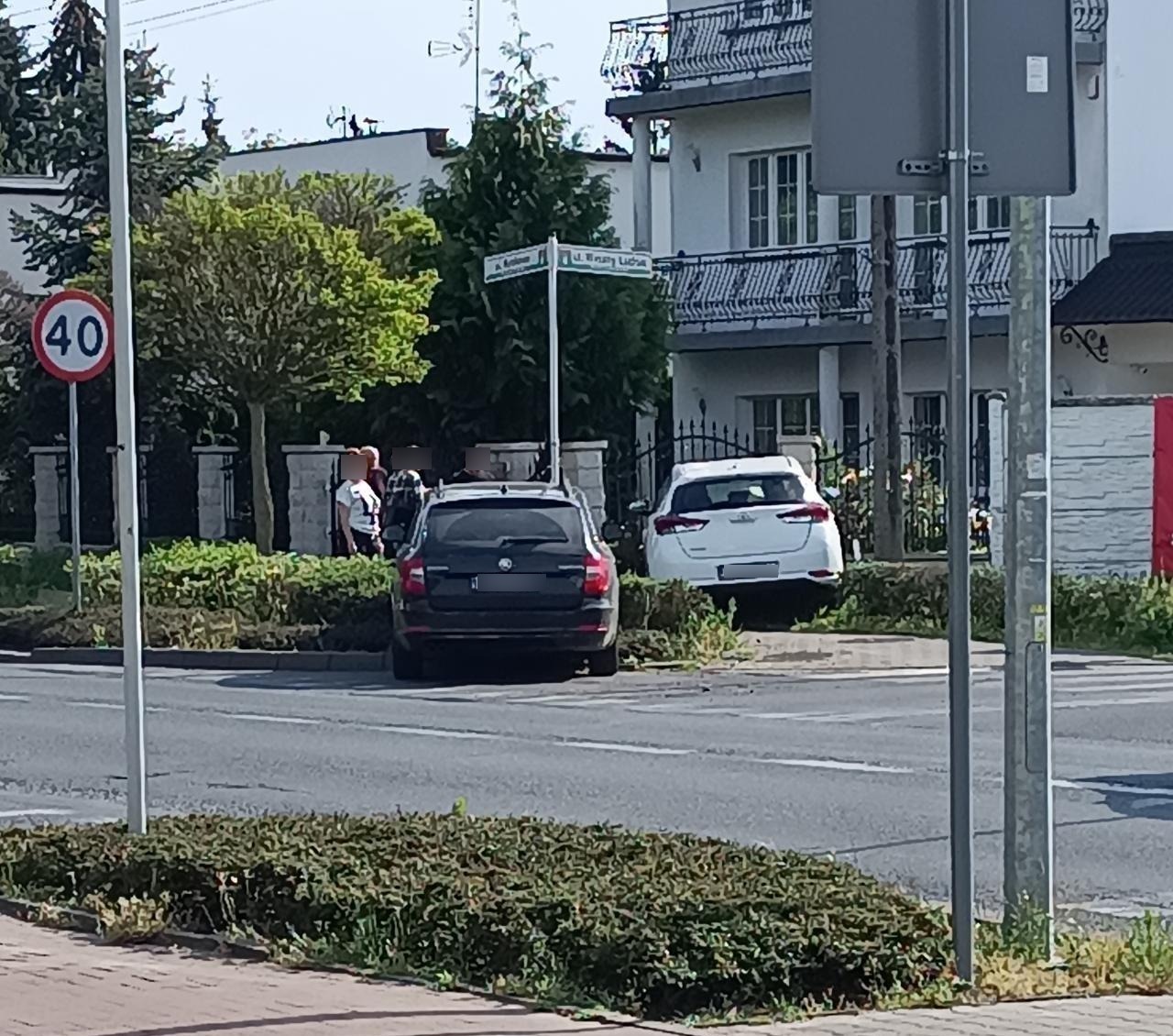 Kolizja pod Poznaniem. Jeden samochód wjechał na pas zielni, a drugi w płot